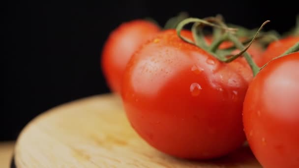 Zamknij Dojrzałe Czerwone Pomidory Kroplami Wody Obracaj Się Czarnym Tle — Wideo stockowe