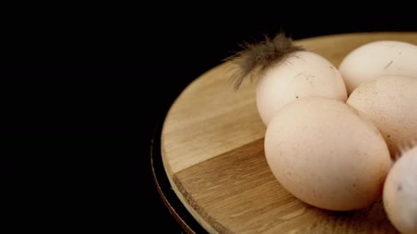 Багато Коричневих Курячих Яєць Обертовому Дерев Яному Тумбочці Чорний Фон — стокове відео
