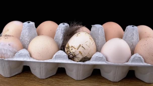 Brown Dirty Chicken Eggs Een Dienblad Een Draaiend Houten Bureau — Stockvideo