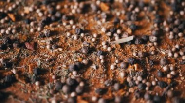Değişen ahşap arka planda çeşitli çok renkli Hint baharatları serpiştirilmiş. Baharat, karabiber, kurutulmuş otlar, dereotu, paprika, zerdeçal, kekik. Yemek pişirmek için güzel kokulu baharatlar..