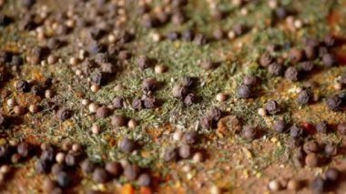 Değişen ahşap arka planda çeşitli çok renkli Hint baharatları serpiştirilmiş. Baharat, karabiber, kurutulmuş otlar, dereotu, paprika, zerdeçal, kekik. Yemek pişirmek için güzel kokulu baharatlar..