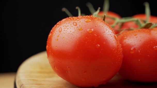 Cerca Los Tomates Rojos Húmedos Maduros Con Gotas Agua Giran — Vídeo de stock