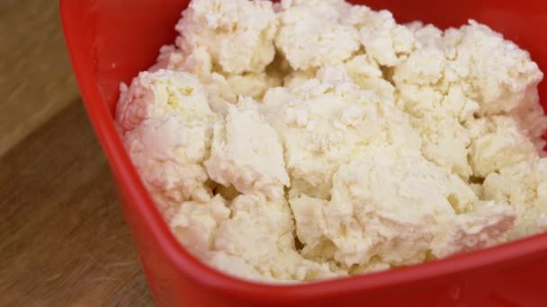 Kırmızı Plastik Kasedeki Beyaz Kır Peyniri Nin Dönen Arkaplan Daki — Stok video