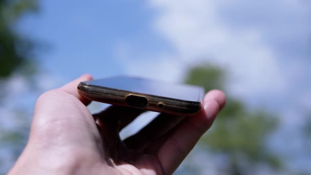Auf Der Suche Nach Einem Signal Wald Mit Dem Smartphone — Stockvideo