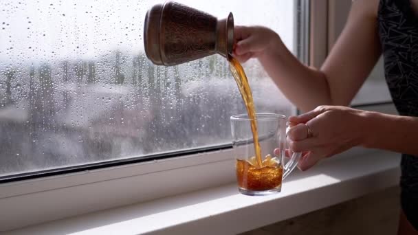 Lány Öntés Elkészített Török Kávé Egy Csésze Miközben Áll Ablak — Stock videók
