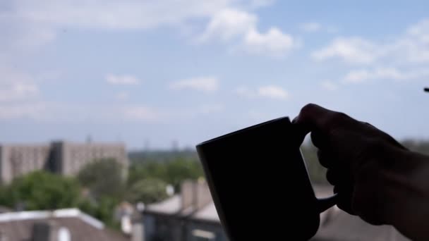 Siluet Sıcak Kahve Fincanı Bulanık Pencere Arkaplanındaki Elle Çay Kapatın — Stok video