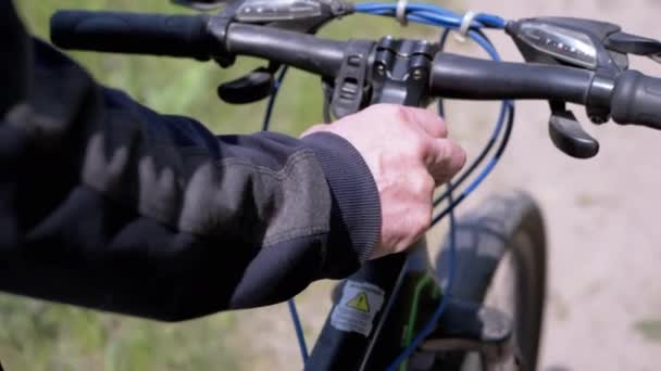 Ukraine Kamenskoe 2023 Gros Plan Mains Masculines Poussant Vélo Long — Video