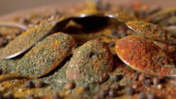 Lingurile Condimente Indiene Rotesc Fundal Colorat Din Lemn Mişcare Lentă — Videoclip de stoc