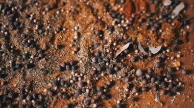 Değişen ahşap arka planda çeşitli çok renkli Hint baharatları serpiştirilmiş. Baharat, karabiber, kurutulmuş otlar, dereotu, paprika, zerdeçal, kekik. Yemek pişirmek için güzel kokulu baharatlar..