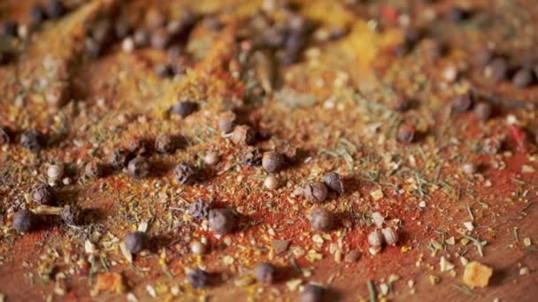 색상의 오리가 나무로 배경에 흩뿌려져 스파이스 파프리카 요리에 사용되는 조미료 — 비디오