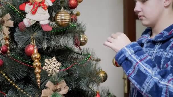 Сумний Хлопчик Висить Гарна Блискуча Різдвяна Ялинка Іграшки Кулі Ялинку — стокове відео