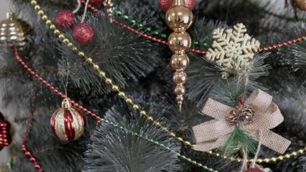 Geschmückter Weihnachtsbaum Mit Weihnachtsspielzeug Schöner Weihnachtshintergrund Vorbereitung Hängende Glitzerkugeln Spielzeug — Stockvideo