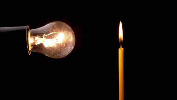 在一个黑暗的房间里 在燃烧的蜡烛的黑色背景下 摇晃灯笼 钨白炽灯泡 有暖灯 能源危机 停电了 停电了战争 — 图库视频影像