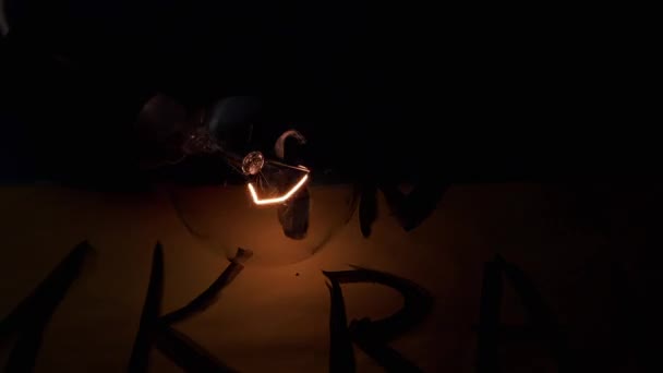 Flackernde Lampen Leuchten Über Einer Zeichnung Der Ukrainischen Flagge Einem — Stockvideo