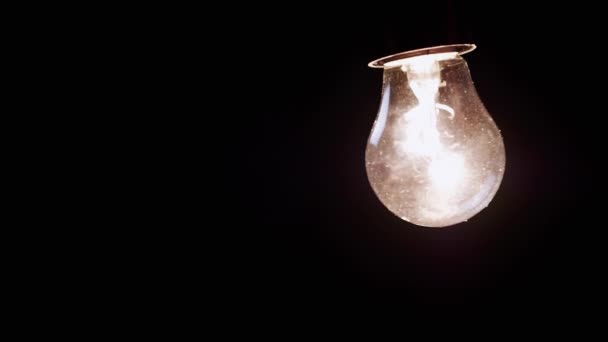 Pendurado Balançando Brilhante Edison Lâmpada Incandescente Fundo Preto Velho Bulbo — Vídeo de Stock