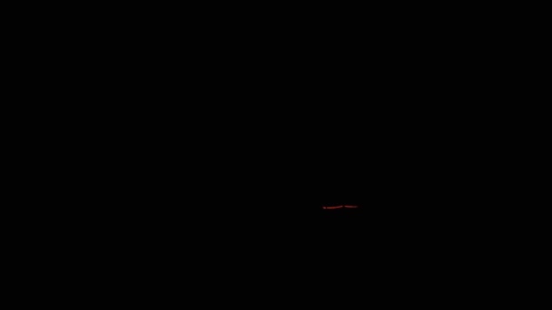 Hängende Flackernde Glühbirne Einem Dunklen Raum Auf Schwarzem Hintergrund Old — Stockvideo