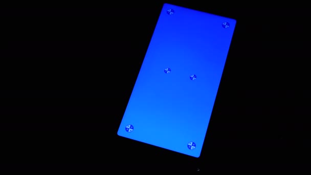 Smartphone Com Uma Tela Azul Gira Fundo Preto Sala Escura — Vídeo de Stock