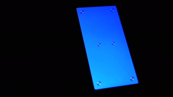 黑色背景下的蓝屏旋转智能手机在黑暗房间里 空旷的空间 文字的地方 Gadget 一个带有发光屏幕的手机 Chrome Kay背景 靠近点 — 图库视频影像