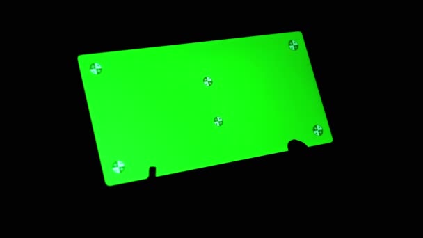在黑暗房间里的黑色背景上有绿色屏幕旋转的智能手机 空旷的空间 文字的地方 Gadget 一个带有发光屏幕的手机 Chrome Kay背景 靠近点 — 图库视频影像