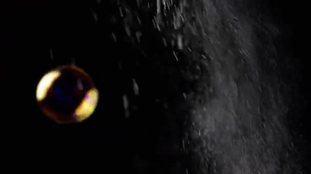 Σύγκρουση Σωματιδίων Σκόνης Χιονιού Σκόνης Φυσαλίδες Σαπουνιού Κενό Χώρο Μαύρο — Αρχείο Βίντεο