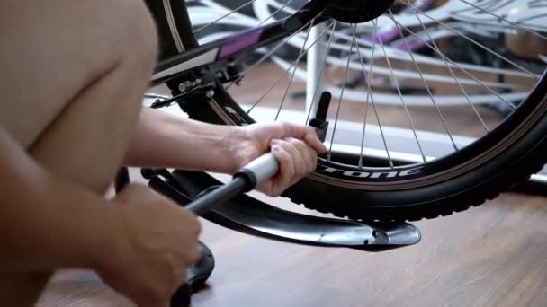 近距离 男性手用泵将空气抽入自行车上的扁平轮胎中 并在家里修复自行车轮毂 工作场所 车轮部分 — 图库视频影像