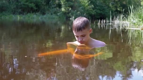Pensoso Bambino Triste Nuotare Nel Lago Seduto Acqua Tramonto Riflessione — Video Stock