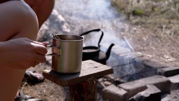 Ormandaki Sigara Çilen Kamp Ateşinin Arkasında Sıcak Kahve Çen Kız — Stok video