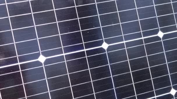 Close Oppervlak Van Een Fotovoltaïsch Zonnepaneel Zonnestralen Bij Zonsondergang Zonne — Stockvideo