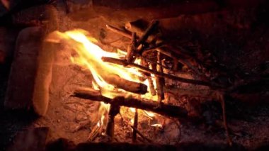 Ormandaki Yanan Kömürlü Gece Ateşinin Parlak Ateşi, Duman. Kuru dallar, sönen bir ateşte sarı bir alevle yanar. Ormanda kamp yapmak. Seyahat, turizm. Gece atmosferi. Tatiller.