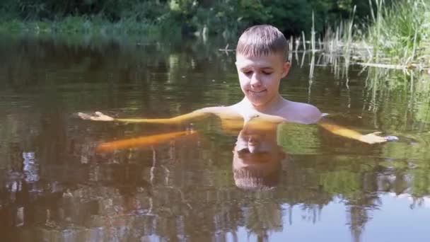Счастливый Ребенок Плавает Озере Играет Воде Маленькой Зеленой Лягушкой Любопытный — стоковое видео
