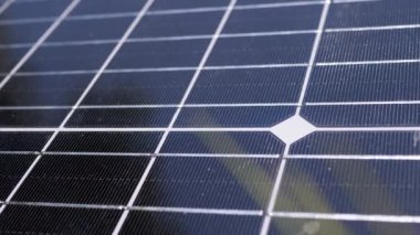 Yakın plan, Sunset 'teki Güneş Işıkları' ndaki Photovoltaik Güneş Panelinin Yüzeyi. Güneş pili. Arka plan, doku. Alternatif enerji kaynağı. Güneş pili. Açık havada ekolojik güneş enerjisi kullanımı.