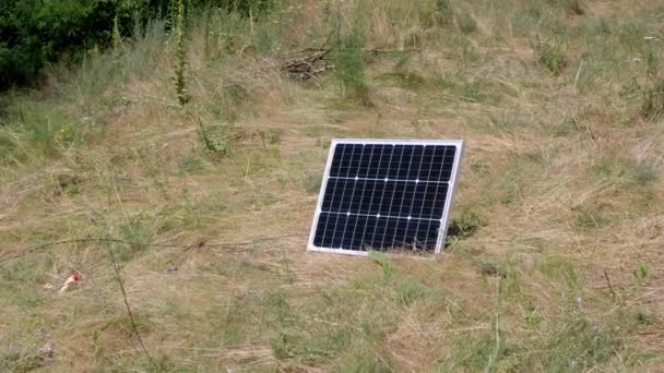 Pequeño Panel Solar Fotovoltaico Portátil Instalado Hierba Sobre Naturaleza Panel — Vídeos de Stock