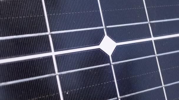 在日落的太阳光照射下 光伏太阳能电池板的表面非常接近 太阳能电池 照相机沿着太阳能电池运动 室外使用生态太阳能 — 图库视频影像