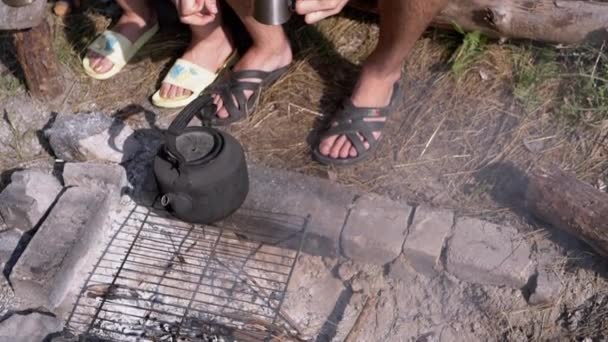 Aşk Çen Sıcak Kahve Deki Çift Ormanda Sigara Içilen Kamp — Stok video