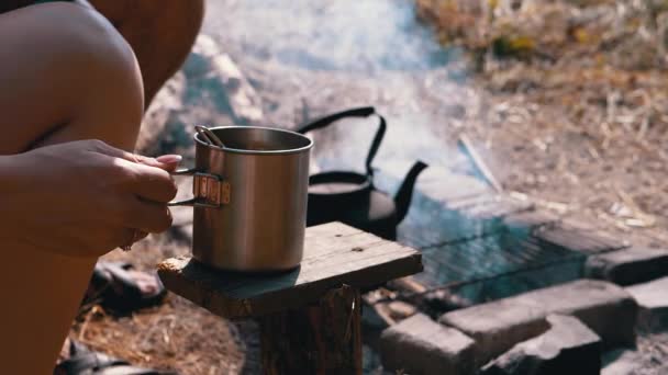 Meisje Drinken Hot Coffee Cup Achtergrond Van Een Roken Kampvuur — Stockvideo
