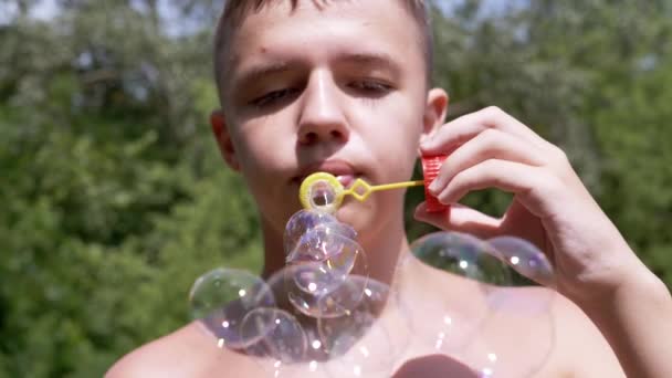 Мальчик Обнаженным Торсом Дующим Мыльные Пузыри Природе Лучах Солнечного Света — стоковое видео