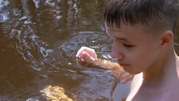 Uśmiechnięty Chłopiec Pływający Stawie Łapiący Żabę Bawiący Się Wodzie Słońcu — Wideo stockowe