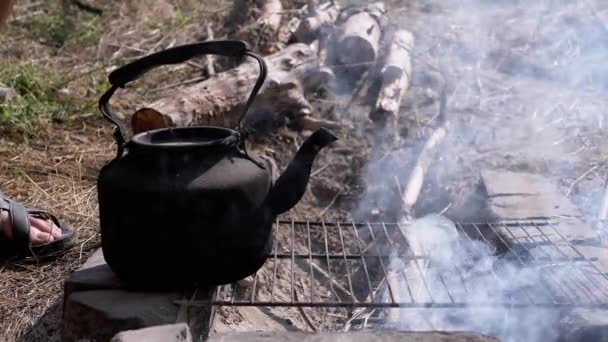 Vieja Caldera Negra Soot Calienta Sobre Fuego Humo Naturaleza Una — Vídeos de Stock