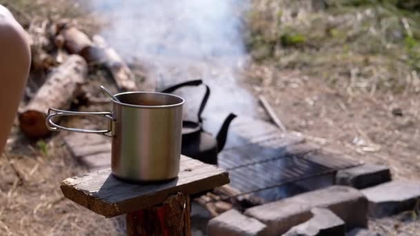 Metal Cup Hot Coffee Stands Sur Une Bûche Sur Fond — Video