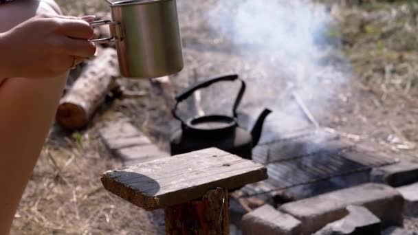 Ormandaki Sigara Çilen Kamp Ateşinin Arkasında Sıcak Kahve Çen Kız — Stok video