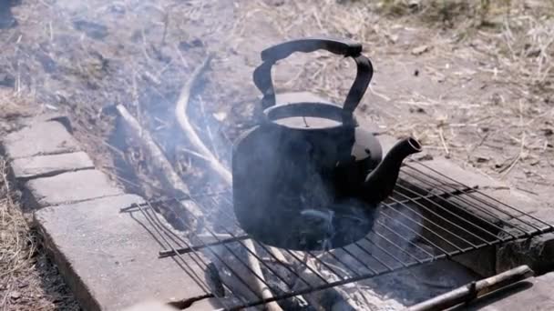 Stary Czarny Czajnik Sadzy Jest Ogrzewany Nad Ogniem Smoke Nature — Wideo stockowe