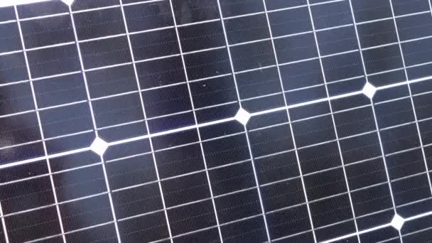 Κοντινό Πλάνο Επιφάνεια Φωτοβολταϊκού Ηλιακού Πίνακα Στις Ακτίνες Του Ήλιου — Αρχείο Βίντεο
