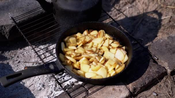 Μαγειρεύοντας Τηγανητές Πατάτες Σίδηρο Τηγανίζοντας Τηγάνι Μια Φωτιά Campfire Στο — Αρχείο Βίντεο