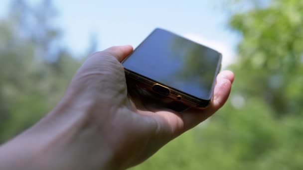 Alla Ricerca Segnale Nella Foresta Utilizzando Uno Smartphone Una Mano — Video Stock