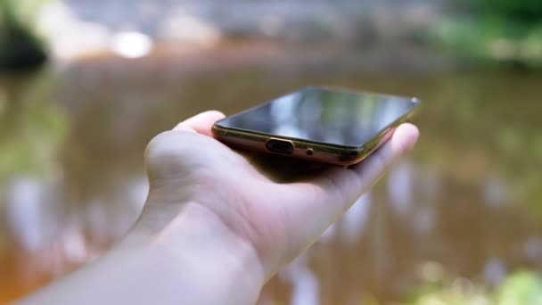 Søgning Efter Signal Skoven Ved Hjælp Smartphone Kvindelig Hånd Holder – Stock-video