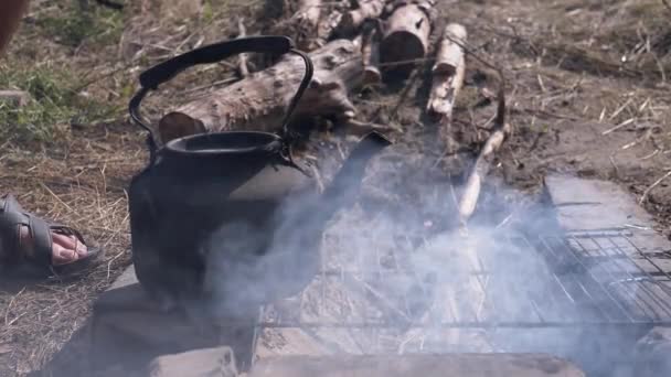 Stary Czarny Czajnik Sadzy Jest Ogrzewany Nad Ogniem Smoke Nature — Wideo stockowe
