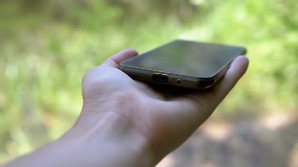 Procurando Por Sinal Floresta Usando Smartphone Uma Mão Feminina Segurando — Vídeo de Stock