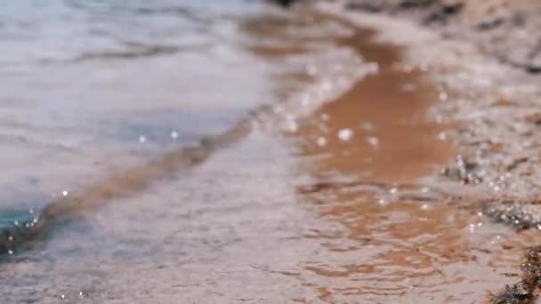 Sea Waves Break Het Zandstrand Zonneschijn Wordt Weerspiegeld Het Water — Stockvideo