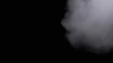 Icy Cloud of Thick White Smoke ya da Steam, izole edilmiş bir Kara Arkaplanda. Soyut, soyutlanmış. Uzayı kopyala Pofuduk duman ya da buhar boşlukta çözünür. Doku. Bulanık hareket. Bokeh.