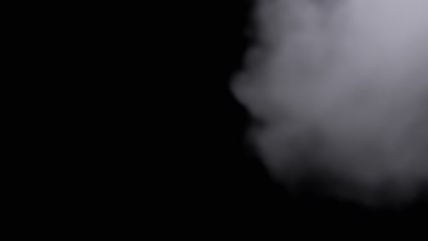 濃い白い煙のアイシー雲または隔離された黒い背景の蒸気 抽象的で孤立した スペースをコピーする 煙や蒸気のふわふわは空の空間に溶けていく テクスチャー ブレイクした動き ボッケー バンド — ストック動画